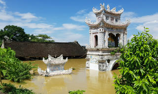 Vì sao miền Bắc và miền Trung thiệt hại nặng đợt mưa lũ này?