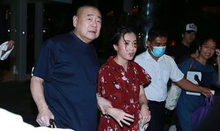 Tỷ phú 66 tuổi Hong Kong chống gậy đưa vợ bầu đi sự kiện
