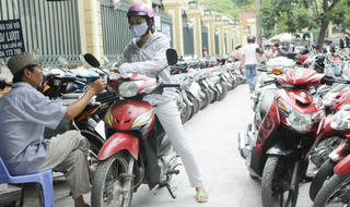 Tăng mạnh giá giữ xe máy tại Hà Nội từ 1/1/2018?