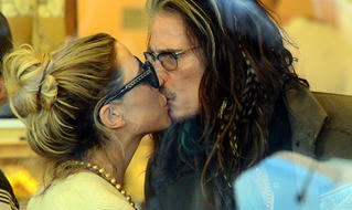 69 tuổi, thủ lĩnh Aerosmith vẫn rất lãng mạn với bạn gái kém 40 tuổi