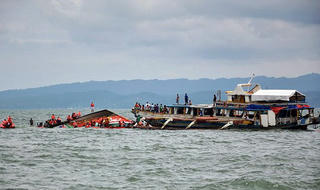 Lật phà chở hơn 250 người ngoài khơi Philippines