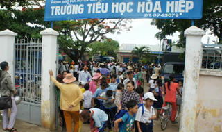 Học sinh, sinh viên TP HCM nghỉ học để tránh bão