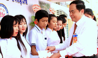 Thăm trường cũ, Chủ tịch UBTƯMTTQ VN tặng quà học sinh vượt khó