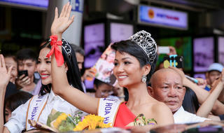 Hoa hậu H'Hen Niê: 'Mẹ tôi gọi hoa hậu là giải đặc biệt'