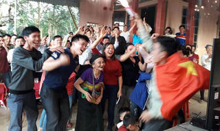 Cả làng Bào nghỉ làm để cổ vũ Tiến Dũng