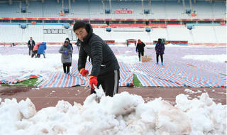 Tuyết ngừng rơi, sân Thường Châu được dọn dẹp chờ chung kết U23