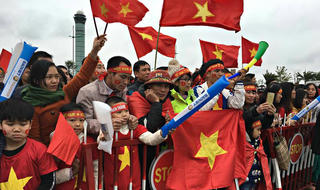 Cờ đỏ sao vàng rợp bay dọc đường lên Nội Bài chờ đón U23 Việt Nam