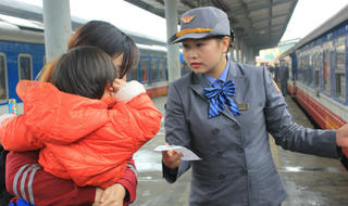 Gặp sự cố với khách, nữ tiếp viên tàu 'tái mặt'