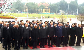 Tổng Bí thư dẫn đầu đoàn lãnh đạo cấp cao viếng Chủ tịch Hồ Chí Minh