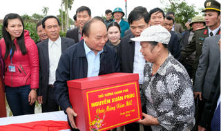 Thủ tướng Nguyễn Xuân Phúc ra tận đồng động viên bà con nông dân