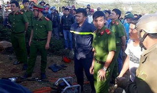 Giải cứu hai cháu bé bị bố mẹ nhốt nhiều ngày