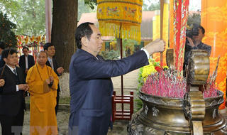 Chủ tịch nước thành kính dâng hương, thả chim phóng sinh tại Điện Kính Thiên