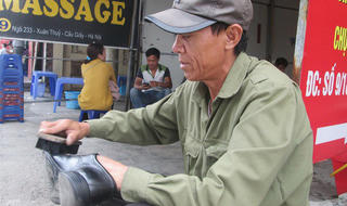 Những người đàn ông 'xa lạ' với ngày 8/3