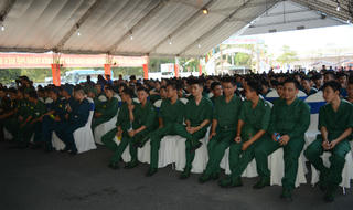 Thanh niên Đồng Nai hăng hái tòng quân