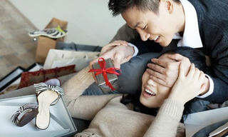 Quà 8/3 của những anh chồng khiến vợ nhận mà run