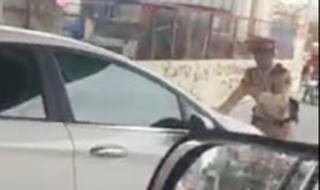 Nữ tài xế vượt đèn đỏ đẩy lùi CSGT