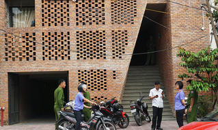 Nữ nhân viên massage tử vong bên cạnh khách nam thoi thóp