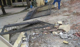 Đu sập cổng trường, 1 nam sinh tiểu học thiệt mạng?