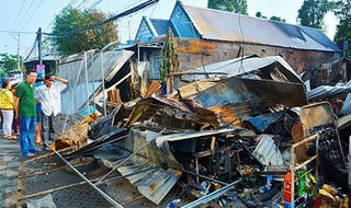 Cháy chợ dữ dội trong đêm thiêu 5 căn nhà