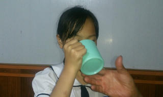 Cô giáo phạt nữ sinh uống nước giẻ lau bảng vì... nói chuyện riêng