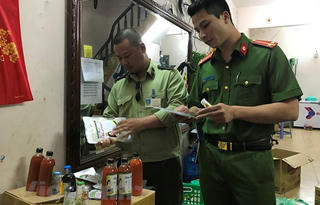 Hà Nội thu giữ lượng lớn dầu gấc, siro ăn ngon... không rõ nguồn gốc
