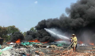 Cháy dữ dội  bãi phế liệu ở TP HCM do người dân đốt rác