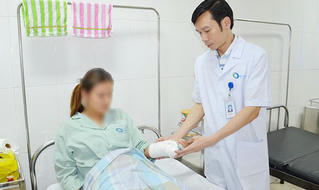 Nữ sinh bị nhóm bạn gái dùng bình xịt, tuýp sắt đánh gãy tay
