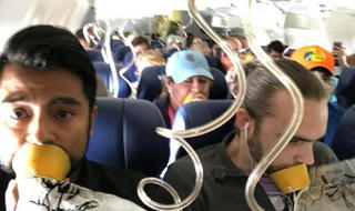 Hành khách Mỹ 'phát điên' khi người phụ nữ bị hút ra khỏi máy bay 