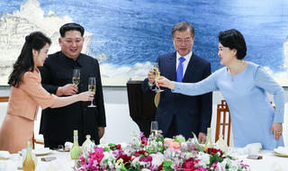 Hình ảnh tiệc mừng thành công của Lãnh đạo hai miền Triều Tiên