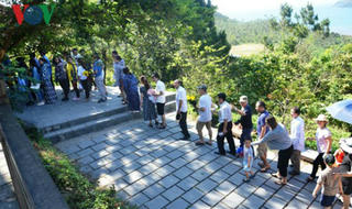 Dòng người đội nắng viếng mộ Đại tướng ngày Chiến thắng Điện Biên Phủ