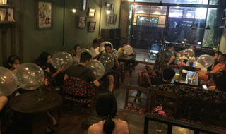 Người trẻ Hà Nội lên phố cổ 'phá thân' trong cơn 'phê' chốc lát