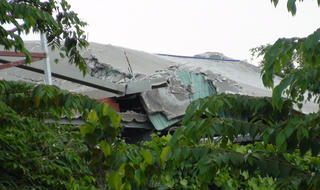 Sập sàn bê tông đang thi công, 2 người thiệt mạng