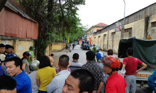 Xe tải lùi đâm văng thai nhi khỏi bụng mẹ, 3 người một nhà tử nạn