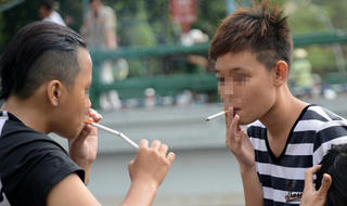 Con nghỉ hè ở quê, mẹ về thăm sững sờ phát hiện sự thật
