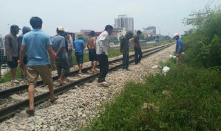 Hai người bị tàu hỏa hất văng khỏi đường ray thiệt mạng