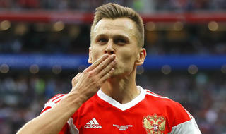 Chàng tuyển thủ 6 múi đầu tiên của World Cup 2018 được các cô gái goị là 'người hùng'