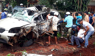 Xe tải đâm biến dạng ô tô 7 chỗ, 1 người chết, 5 người nguy kịch