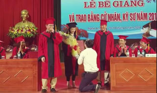 Xôn xao chuyện thầy giáo quỳ gối cầu hôn nữ sinh viên tại lễ tốt nghiệp