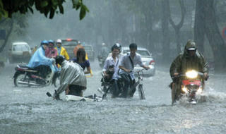 Cảnh báo hiểm họa chết người khi dùng áo mưa không đúng cách