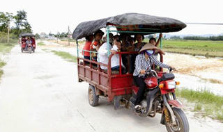 Lật xe tuk tuk trên đảo Quan Lạn, 9 du khách gặp nạn