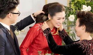 Mẹ chồng Tú Anh tươi cười trao quà cho con dâu trong lễ vu quy