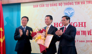 Trao trọng trách mới tại Bộ TT& TT cho Thiếu tướng Nguyễn Mạnh Hùng