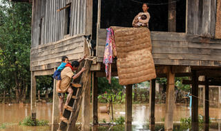 Đêm chạy lũ của người Việt ở Lào