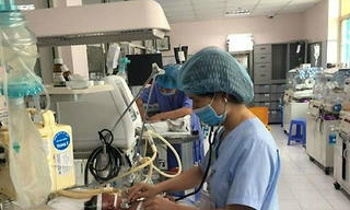 Mẹ quyết đẻ mổ tránh tháng cô hồn khiến con mang bệnh