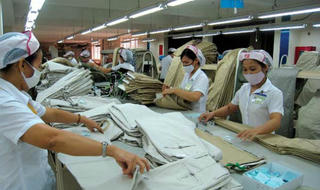 Tạm chuyển người lao động sang làm việc khác thì tính lương thế nào?