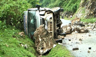 Đá rơi đè bẹp xe khách, 5 người trọng thương