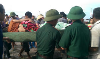 Mẹ lao xuống sông cứu con, người thiệt mạng, người trọng thương