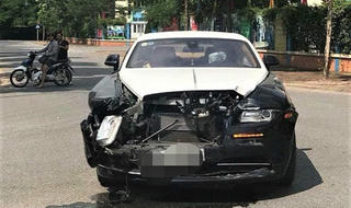 Xe Rolls-Royce toác đầu sau va chạm mạnh tại Hà Nội