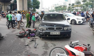 Chị gái lái BMW đâm loạn xạ trên đường Hà Nội