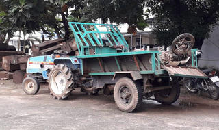 Va xe công nông, 2 thanh niên văng xuống đường thiệt mạng